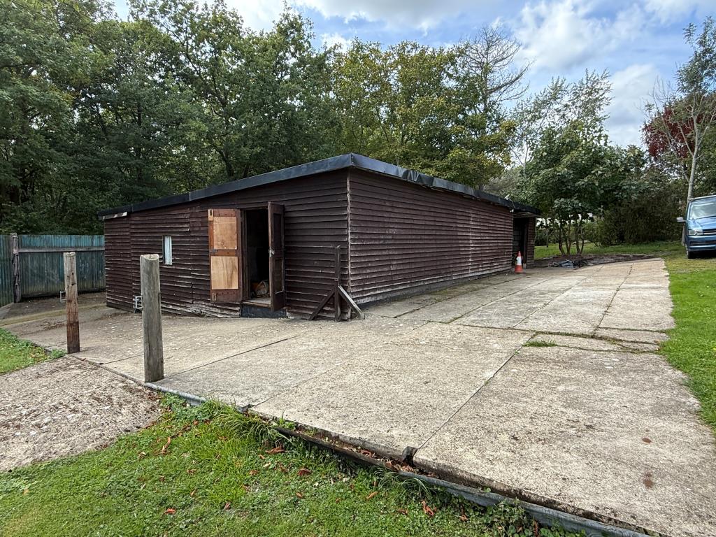 Lot: 157 - PAIR OF COTTAGES FOR REFURBISHMENT AND REPAIR WITH APPROXIMATELY 2.8 ACRES OF LAND - Workshop/former stables